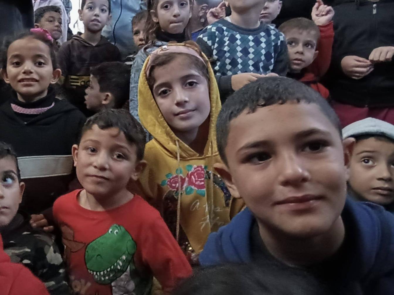 Een initiatief van de Palestijnse Halve Maan tovert voor even een glimlach op het gezicht van ontheemde kinderen uit Gaza - januari 2024