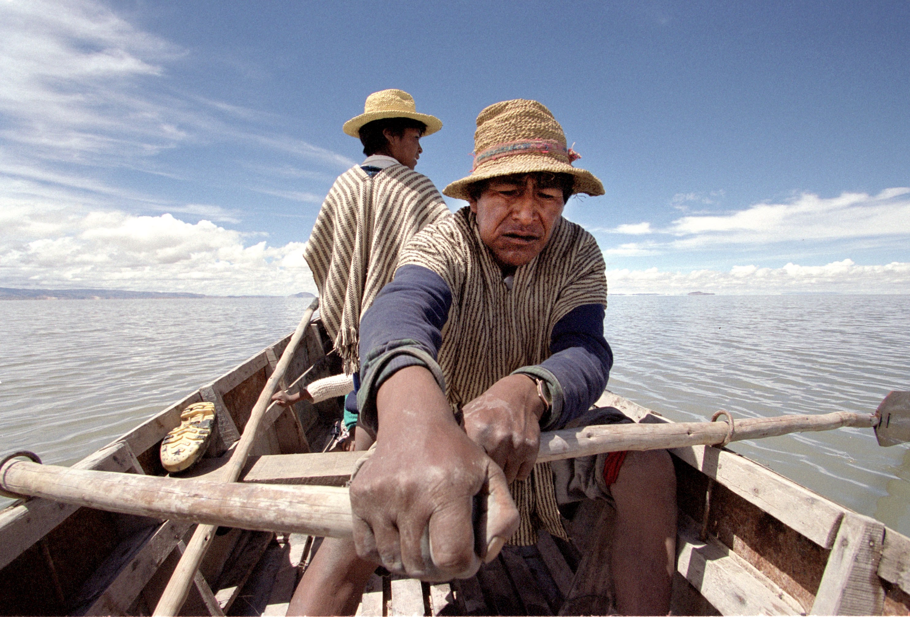 Vissers op het vervuilde Poopó meer in Bolivia