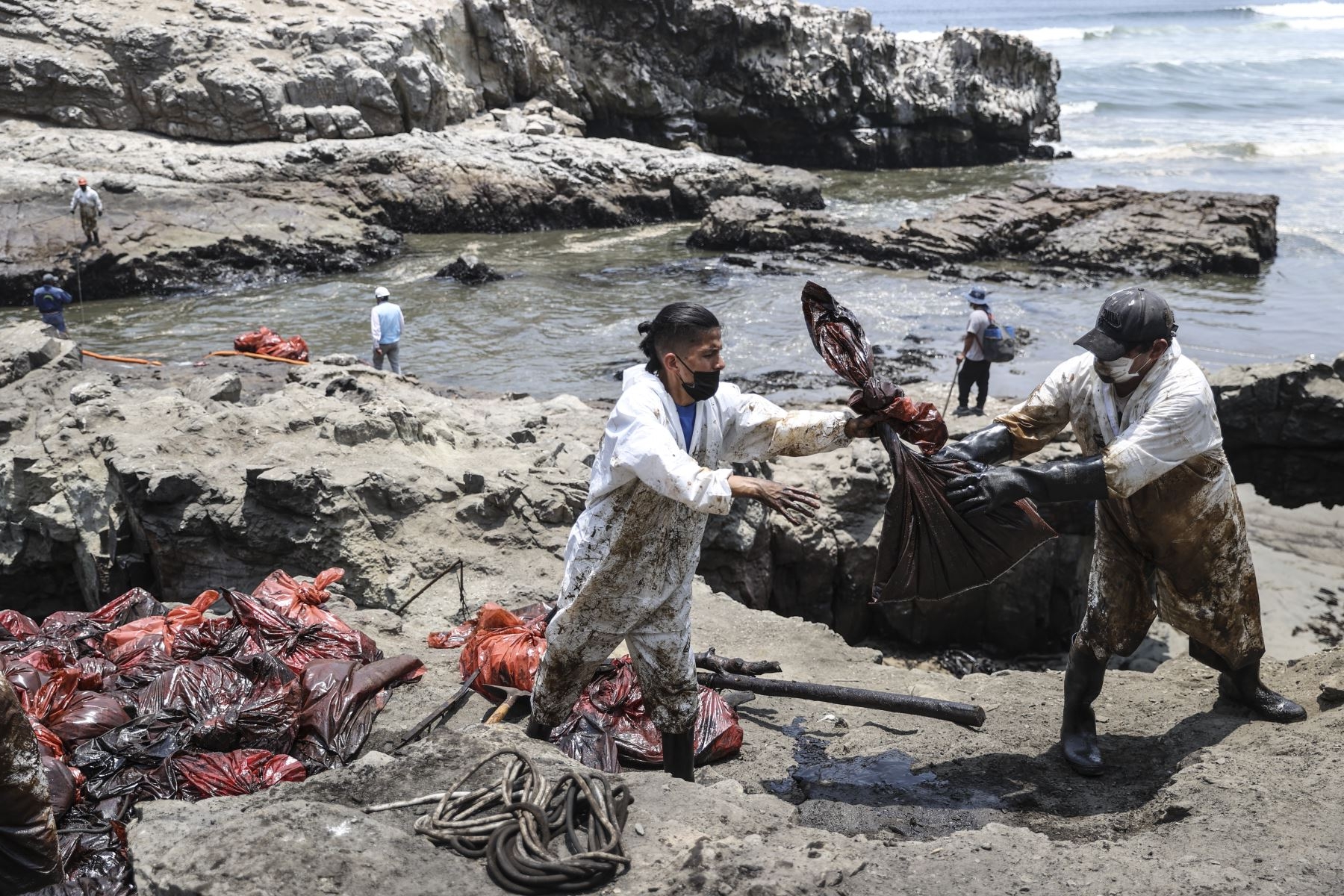 Olievervuiling na groot olielek op zee bij Peru