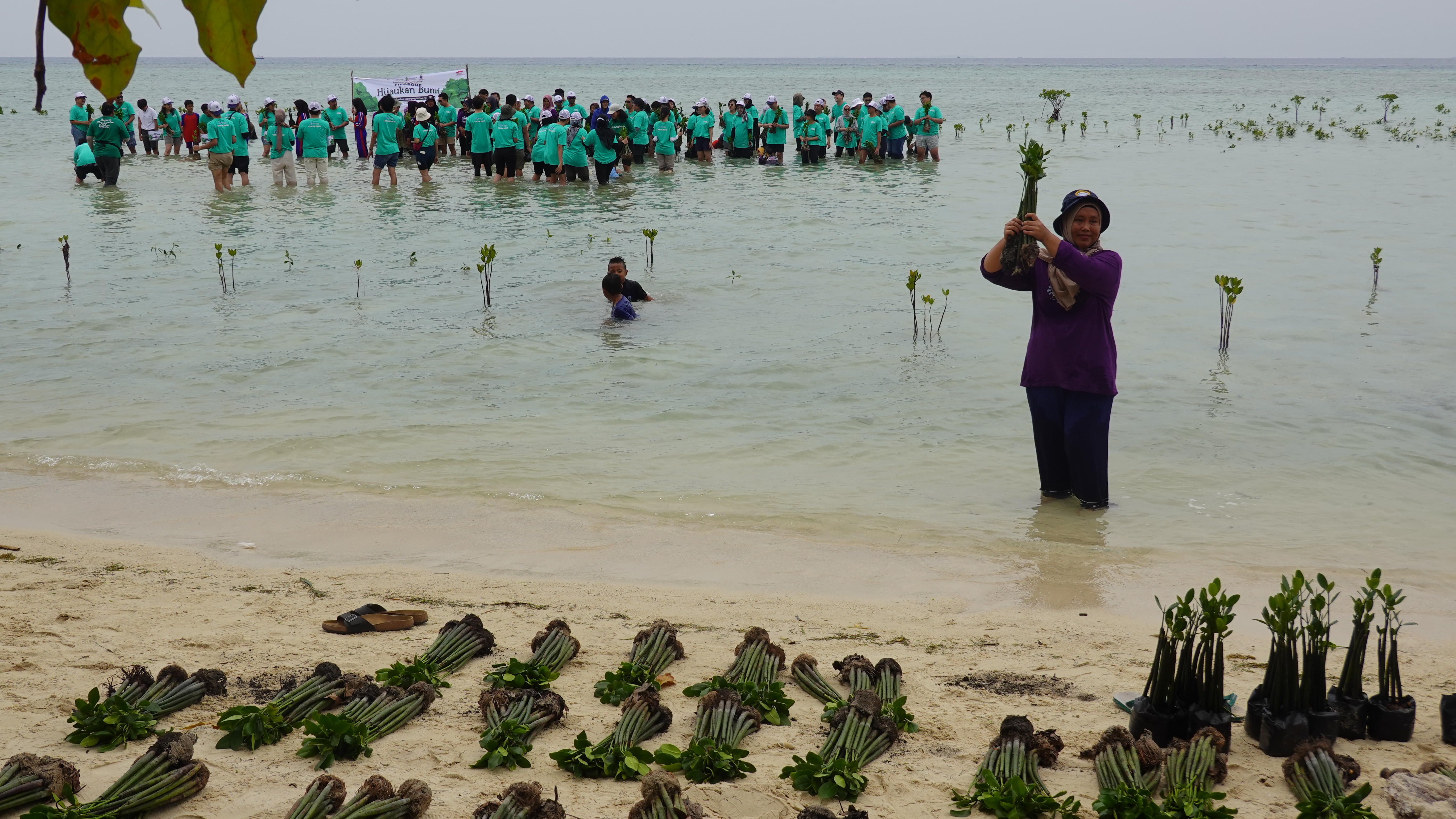 Mensen aan het werk in de oceaan bij Pari Island Indonesië