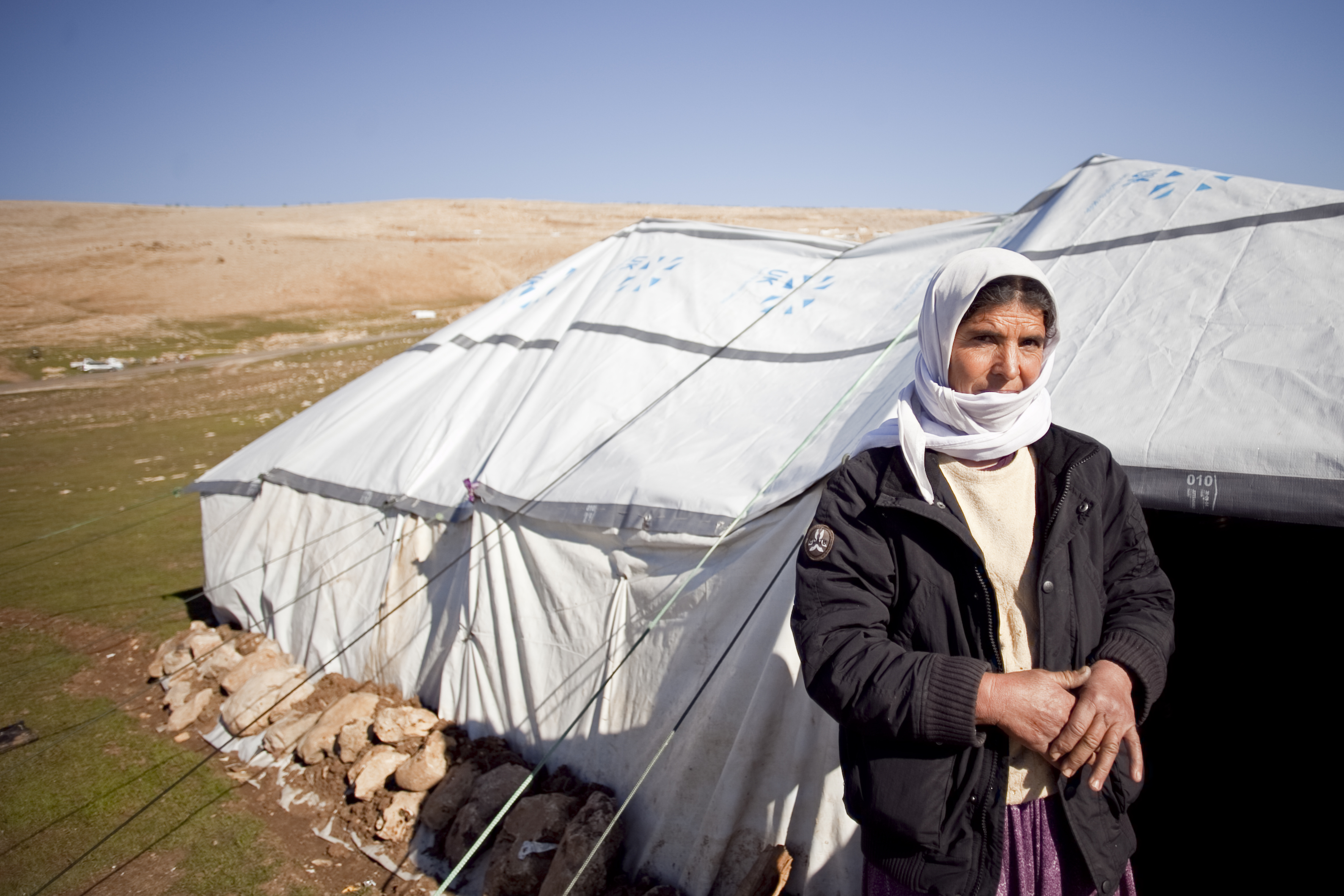 Vrouw bij tent in Syrië