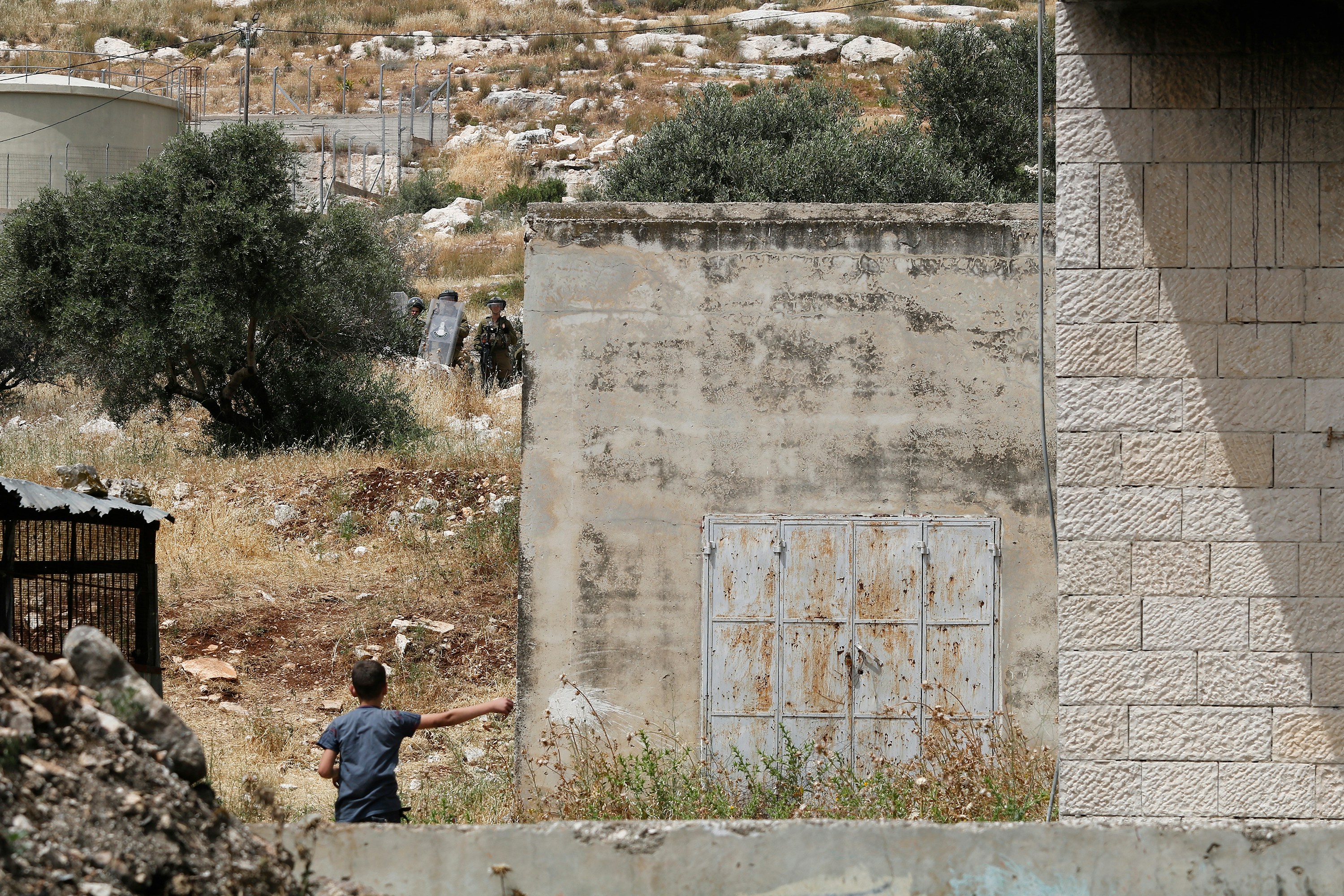 Internationale druk werkt: banken en bedrijven stoppen steun aan Israëlische oorlogsmisdaden.