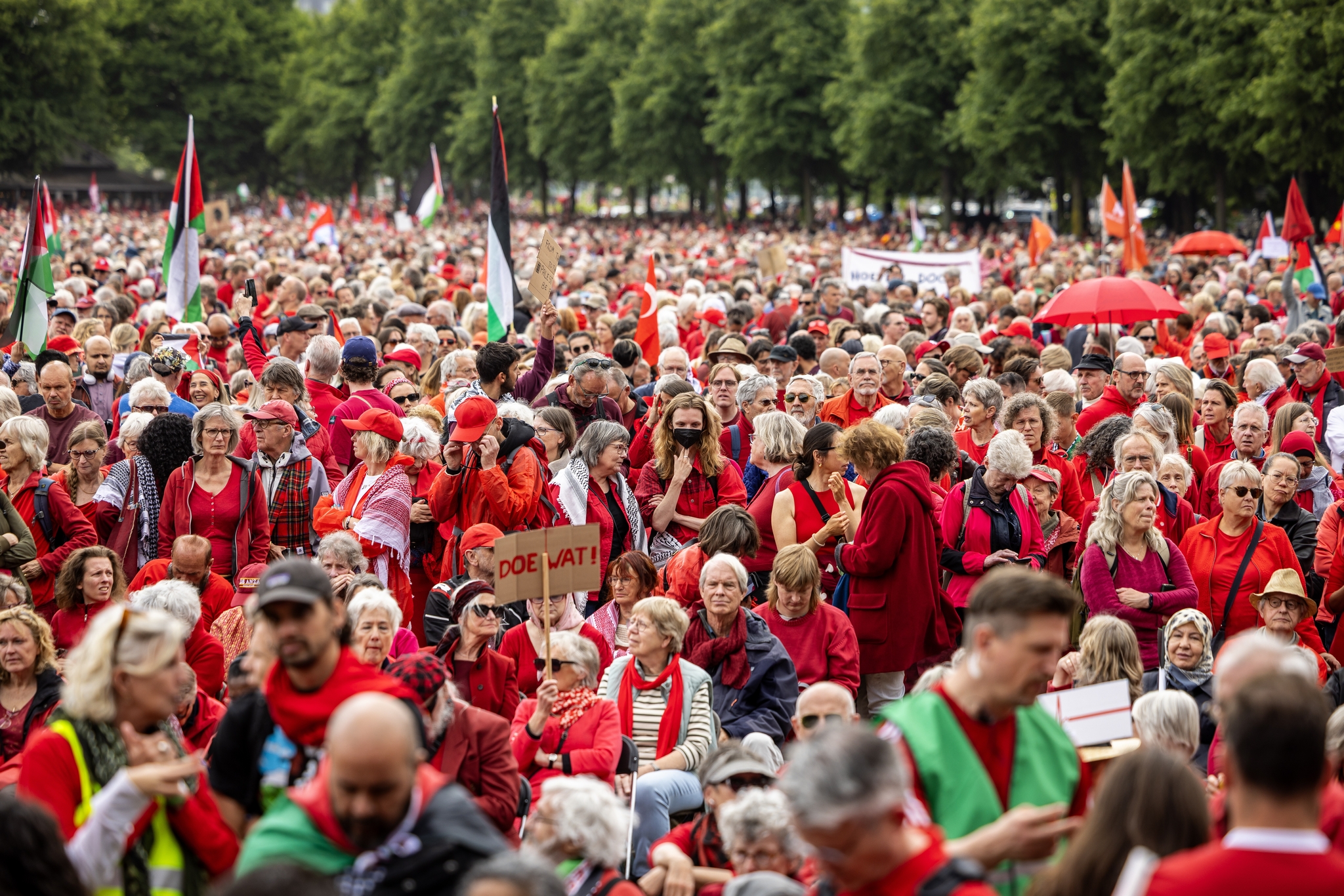 Demonstratie in Den Haag 'Trek de rode lijn'