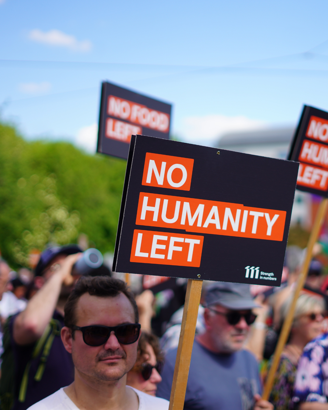 Manifestatie voor Gaza in Brussel, man met pancarte 'No humanity left'
