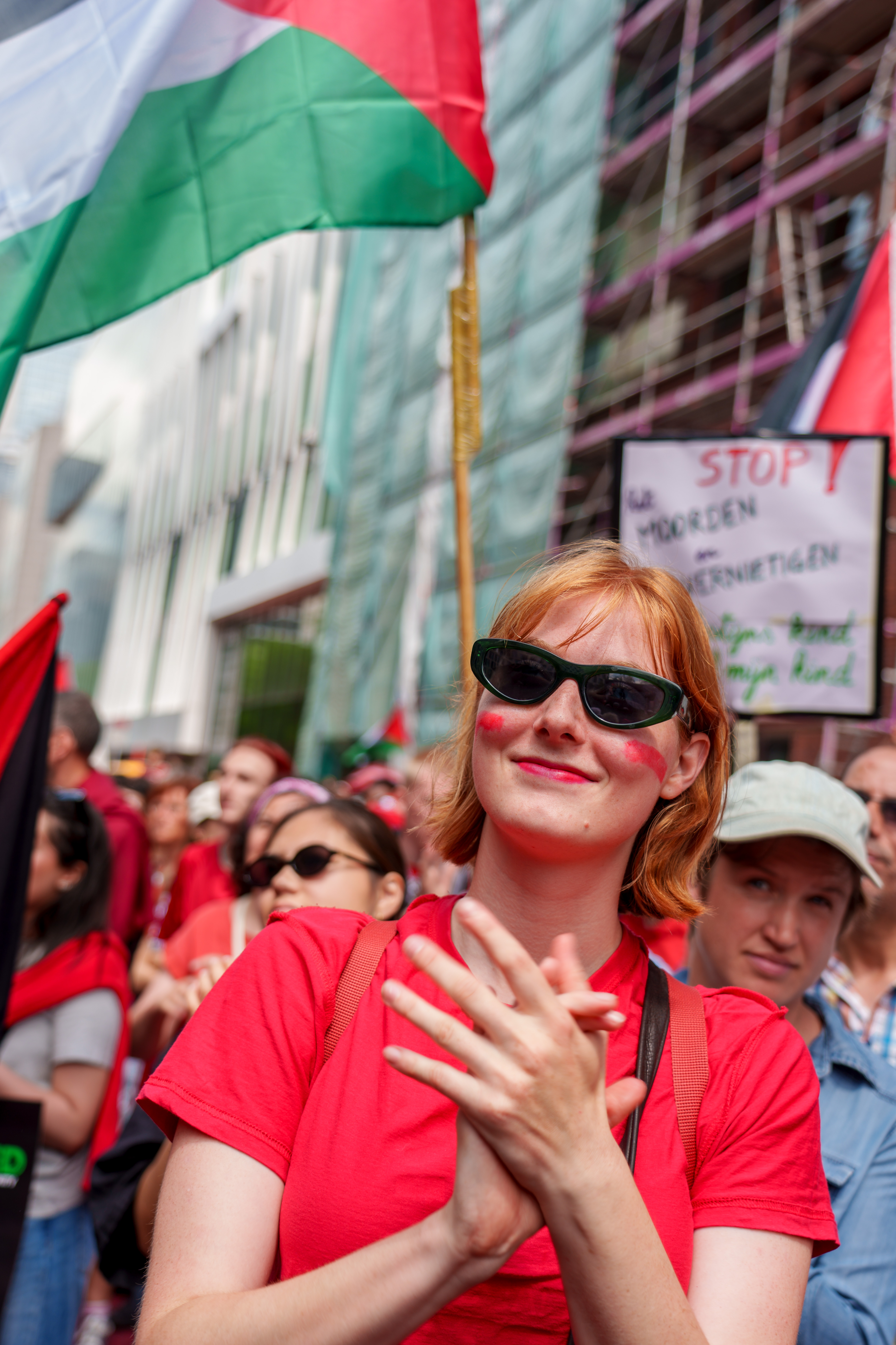 Meisje klapt in handen voor Gaza tijdens de rode lijn actie in Brussel