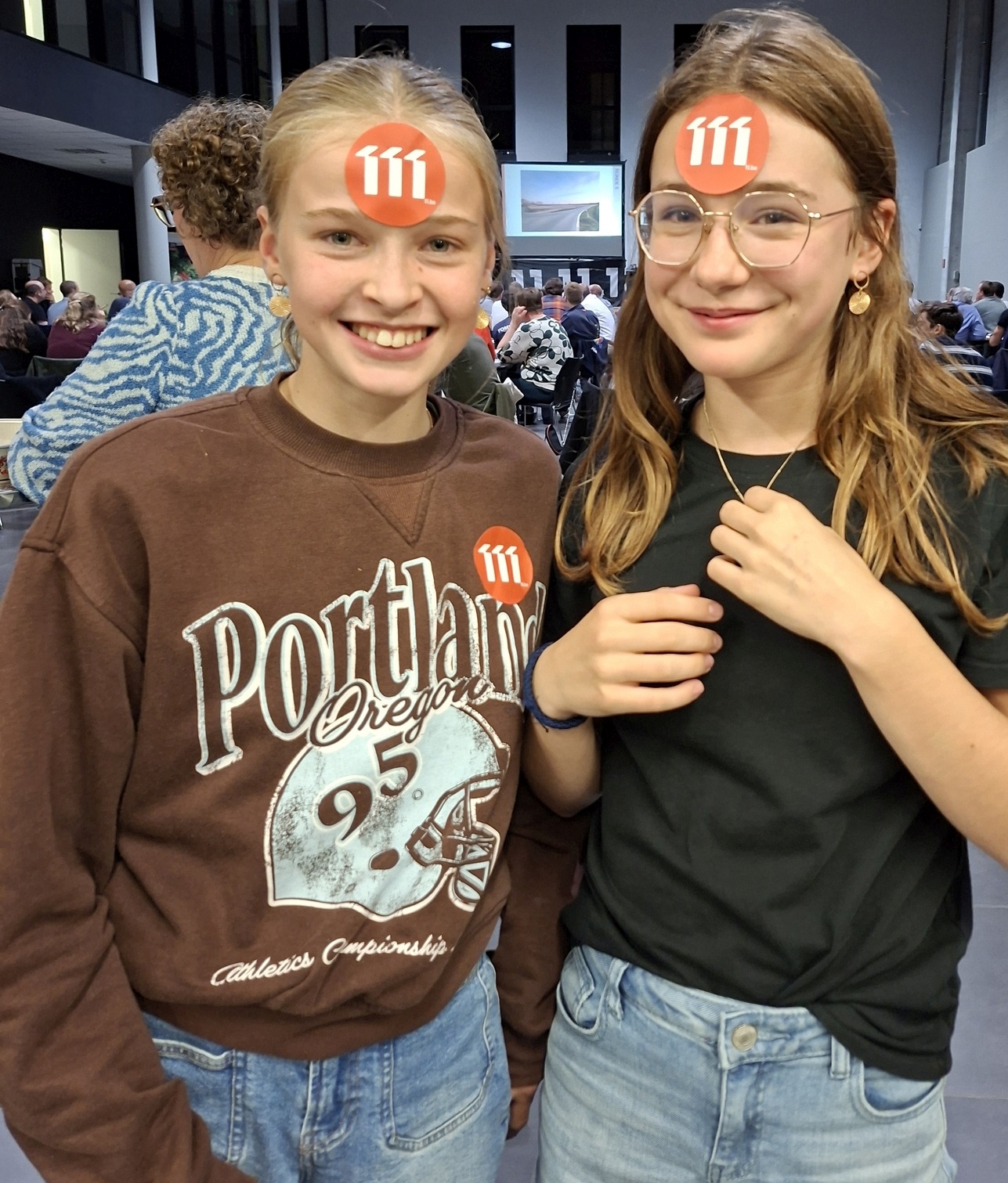 Twee meisjes met 11.11.11-stickers tijdens de quiz in Pittem