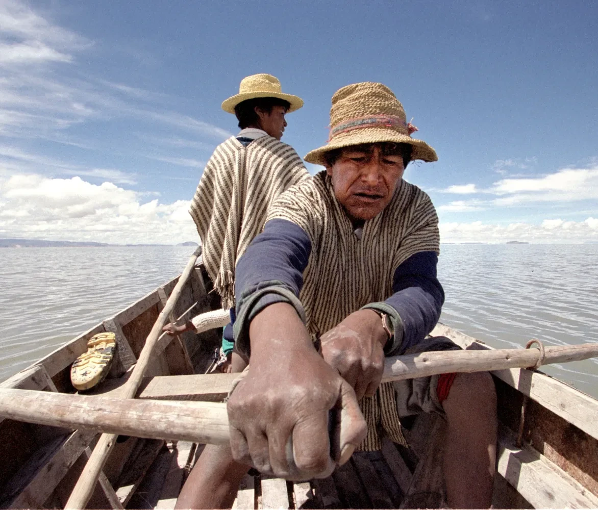 Vissers op het vervuilde Poopó meer in Bolivia