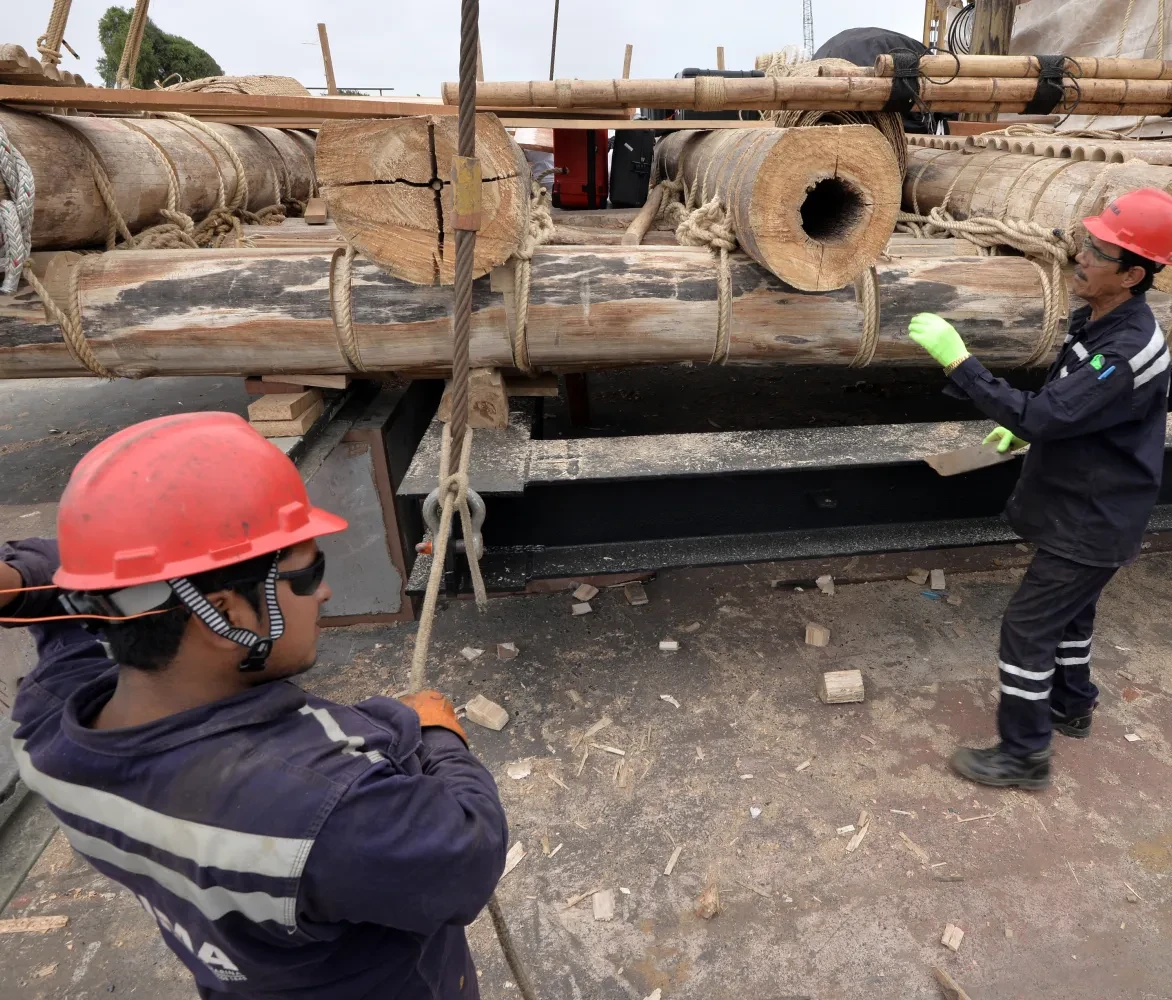 Twee mannen maken het balsahout klaar voor vervoer