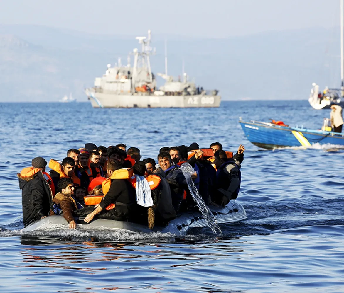 Migranten op een boot in de Middellandse Zee