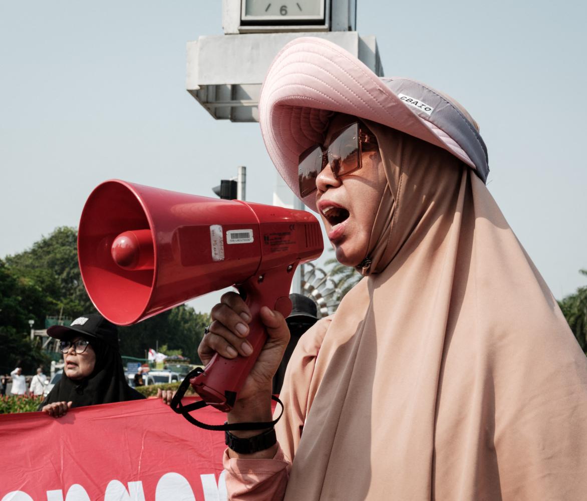 Een vrouw uit Rempang protesteert tegen de bouw van de glasfabriek.