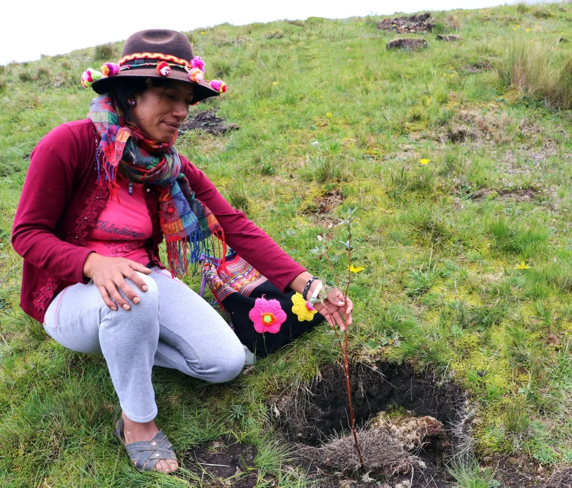 Vrouw uit Peru tijdens een actie voor herstel van vegetatie