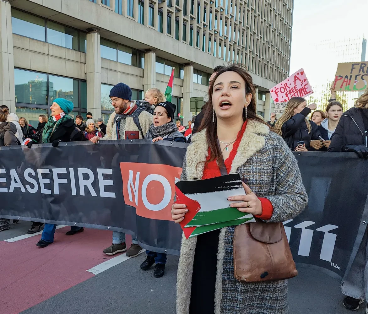 Mensen met banner 'Cease Fire now' tijdens betoging in Brussel