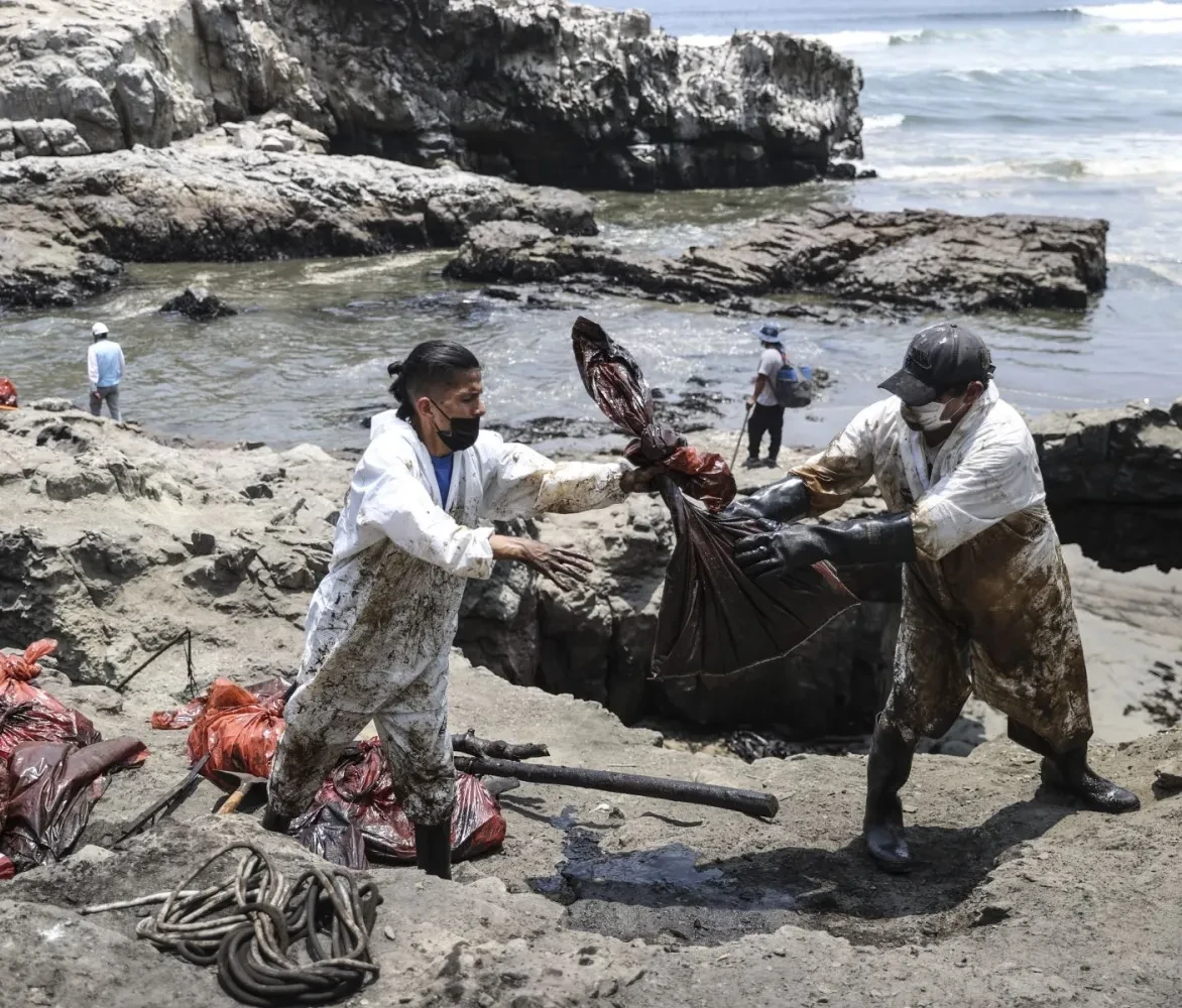 Olievervuiling na groot olielek op zee bij Peru