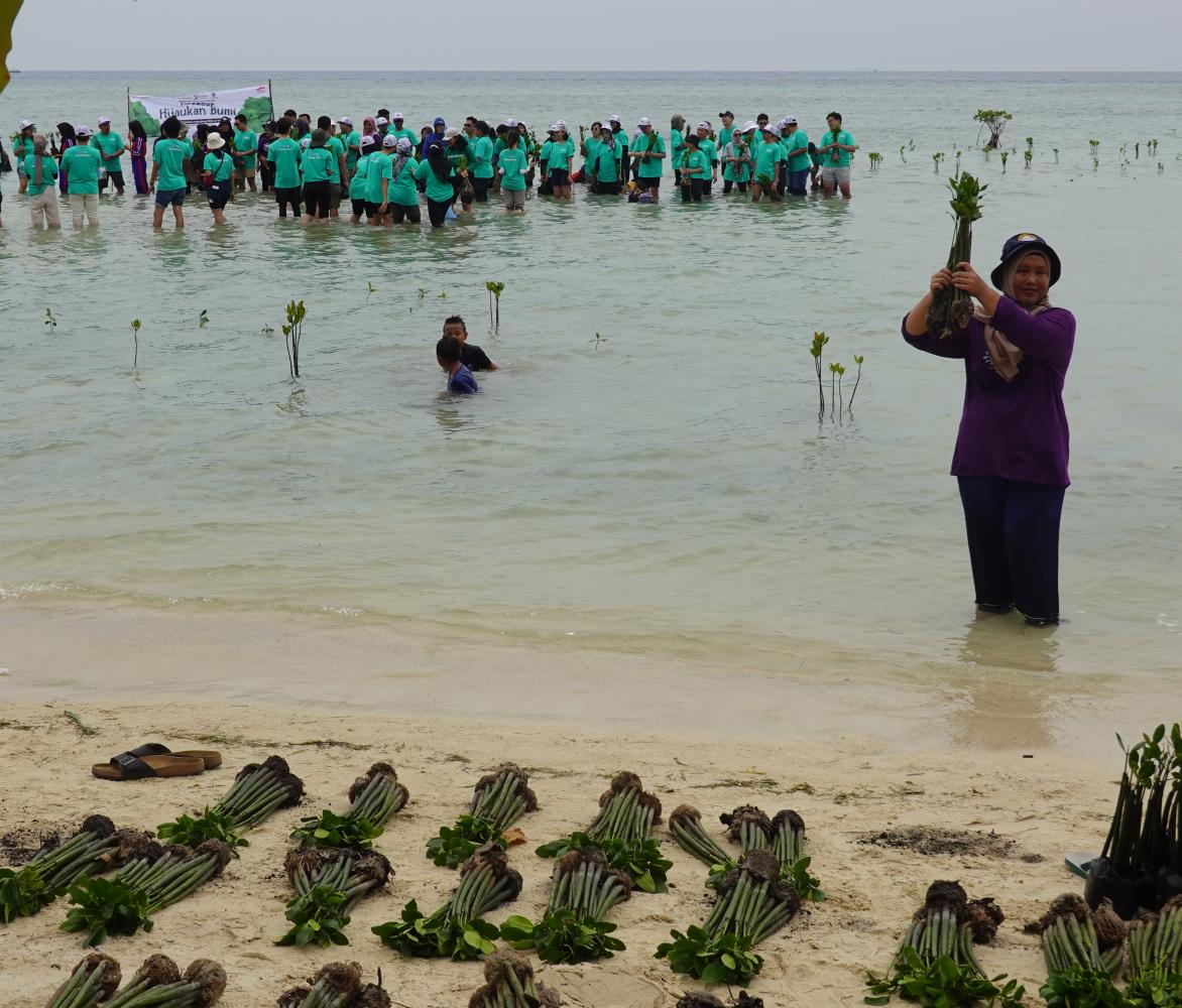 Mensen aan het werk in de oceaan bij Pari Island Indonesië