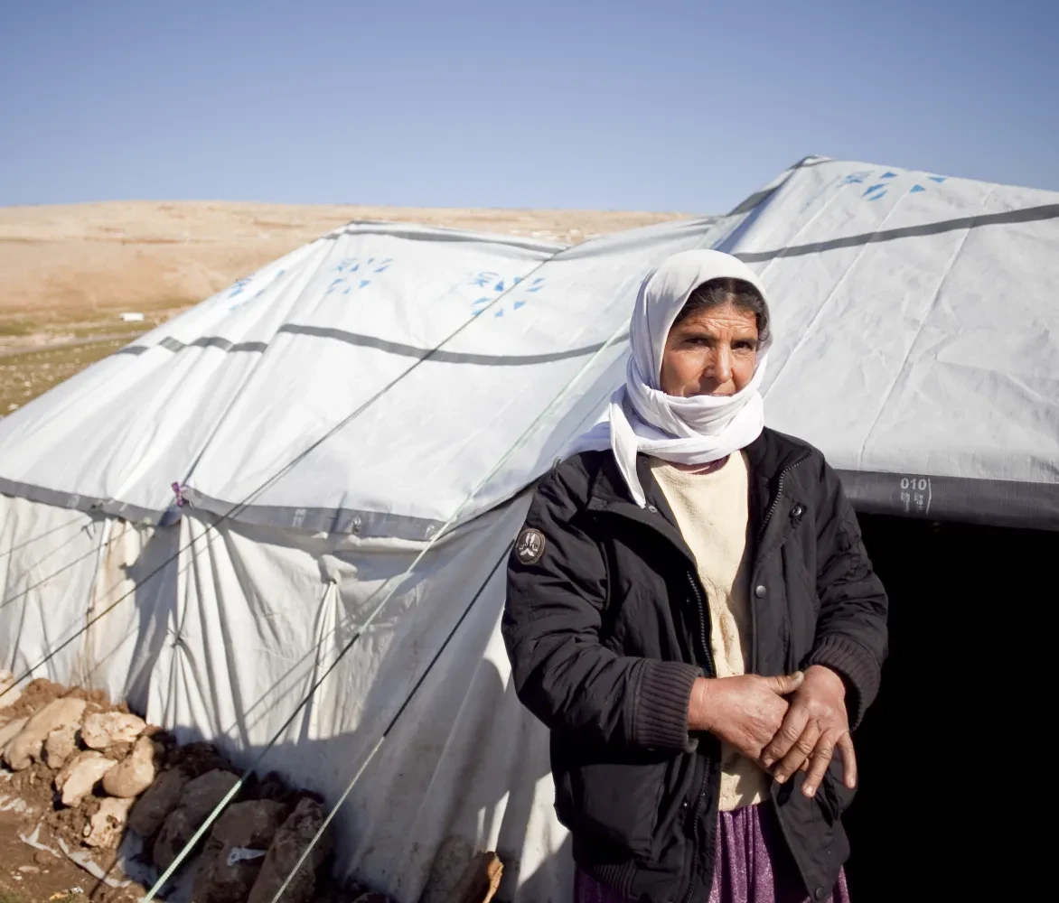 Vrouw bij tent in Syrië