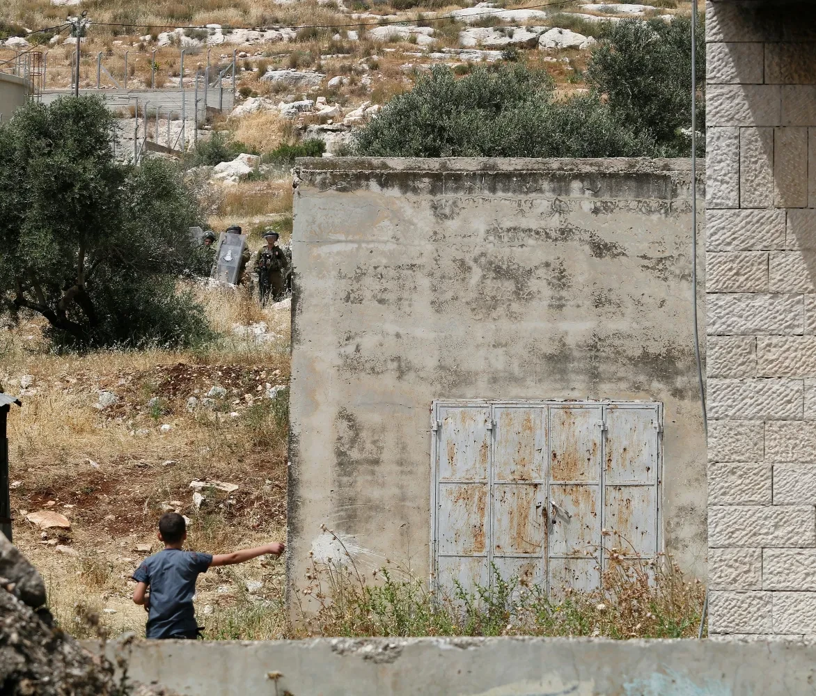 Internationale druk werkt: banken en bedrijven stoppen steun aan Israëlische oorlogsmisdaden.