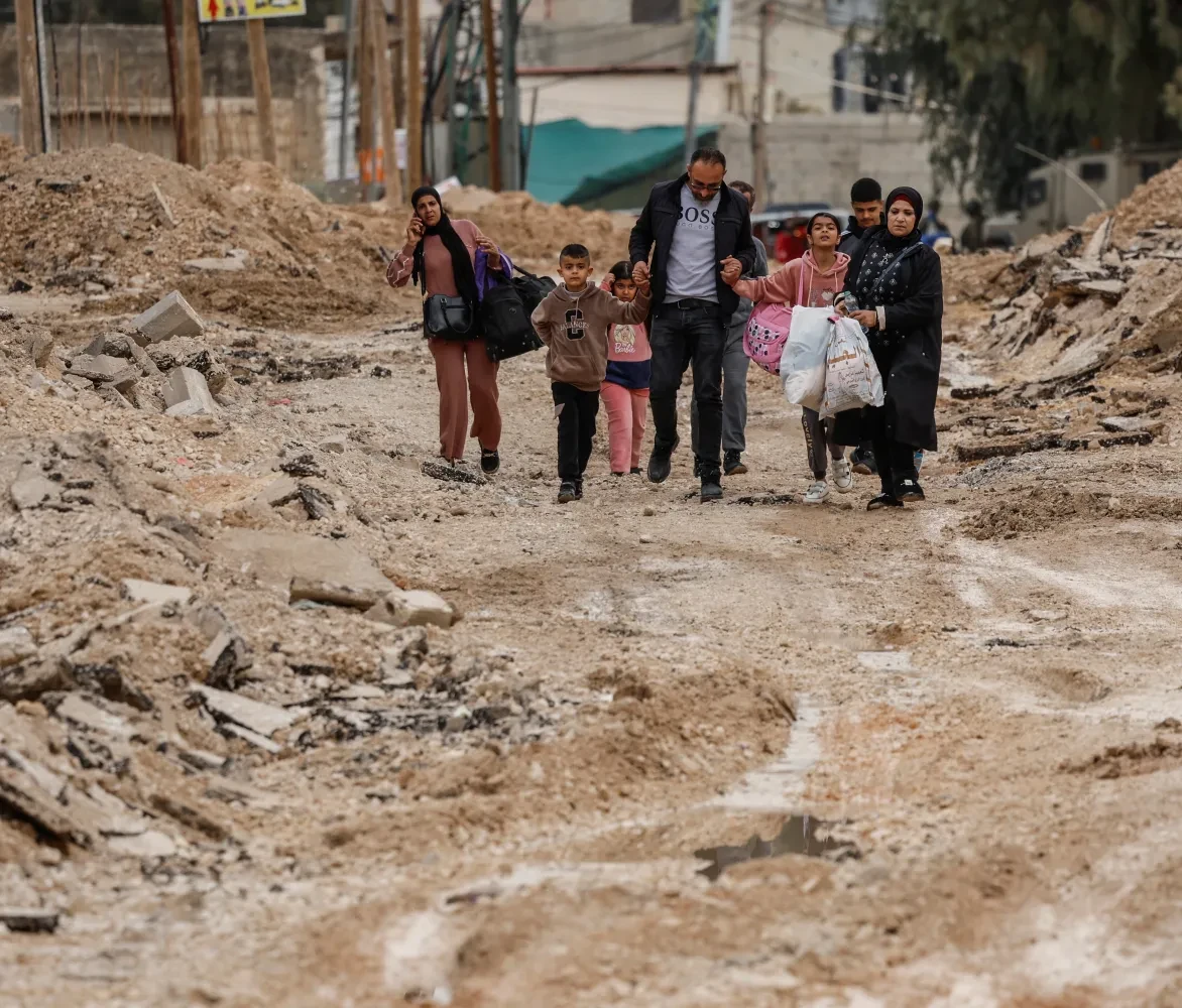 Palestijnen verlaten het vluchtelingkamp in Jenin na een Israëlische aanval