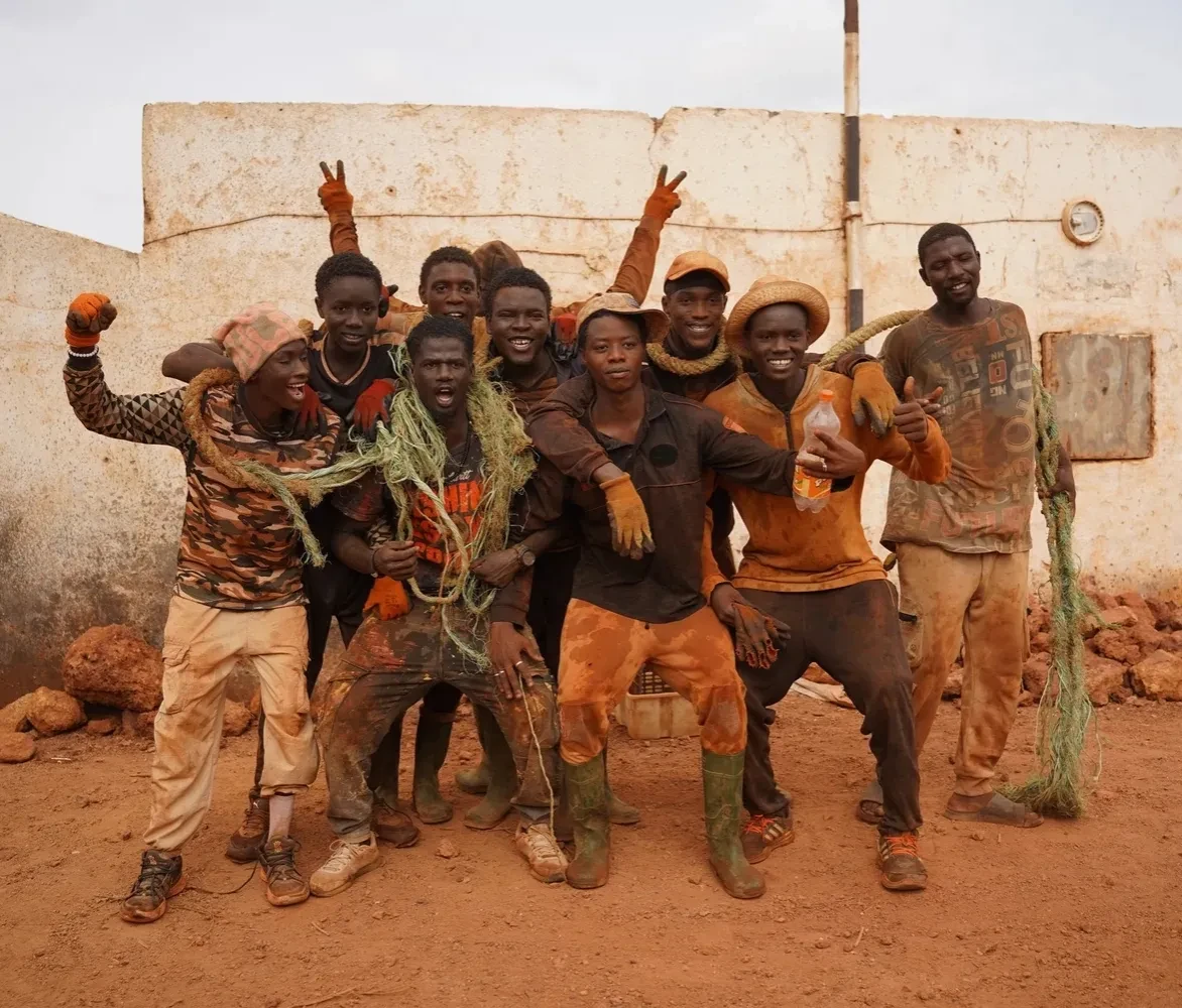 Still uit de film Wecco Wacko Farm Club - groep jongeren