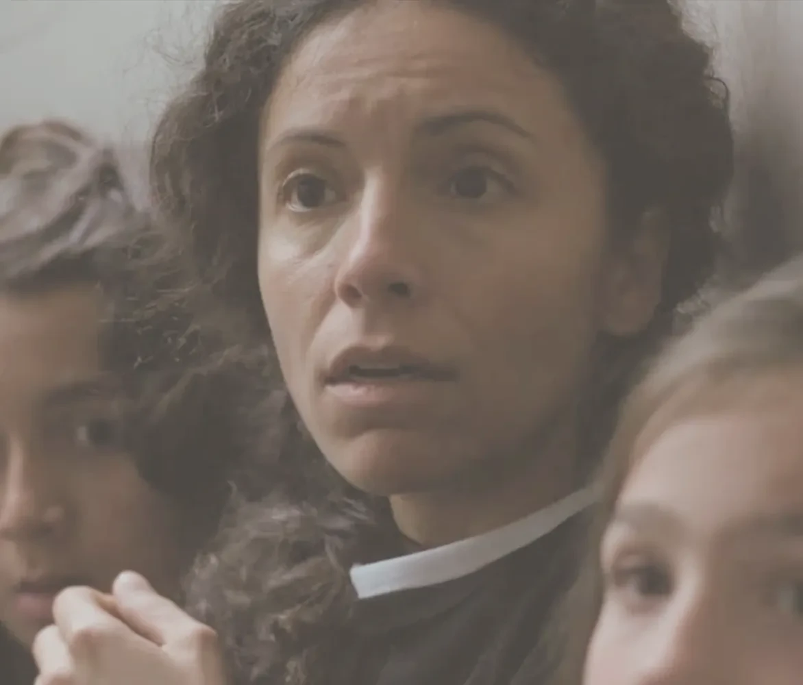 Een moeder met haar kinderen verschuilt zich tijdens de inval van de politie in hun huis