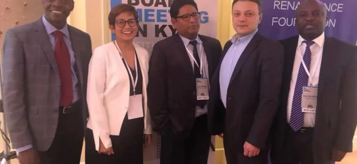 Een tevreden Cielo van 11.11.11-partner Bantay Kita (2de links)  en Cesar van 11.11.11-partner DAR (midden) na de raad van bestuur van EITI.