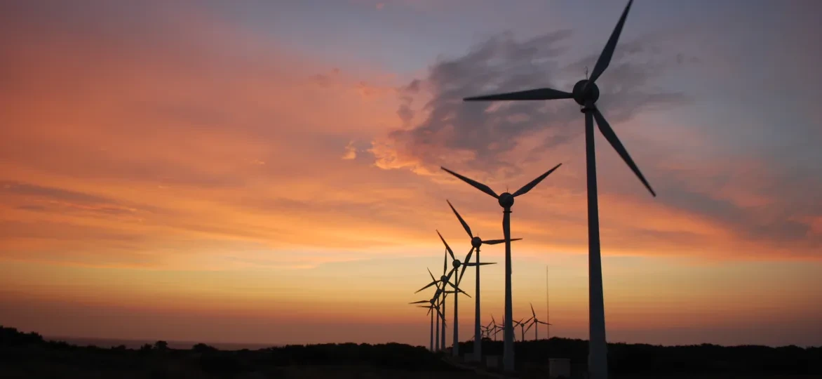 Windmolens in zonsondergang