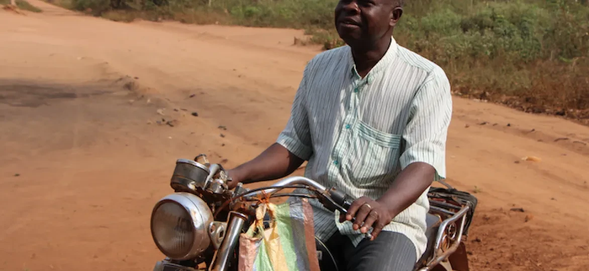 Danvo Tonasse rijdt rond met de moto om herstellingen aan drinkwaterpunten uit te voeren