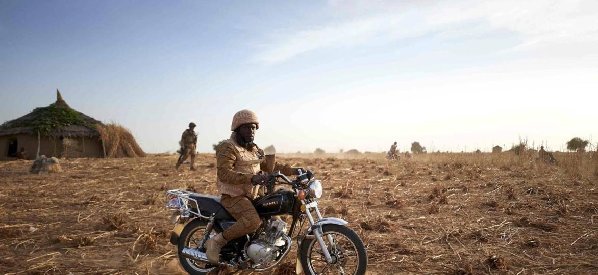 Een soldaat van het Burkinese leger op patrouille in het noorden van Burkina Faso. Jihadistische activiteiten in de regio maken werk bijzonder moeilijk.