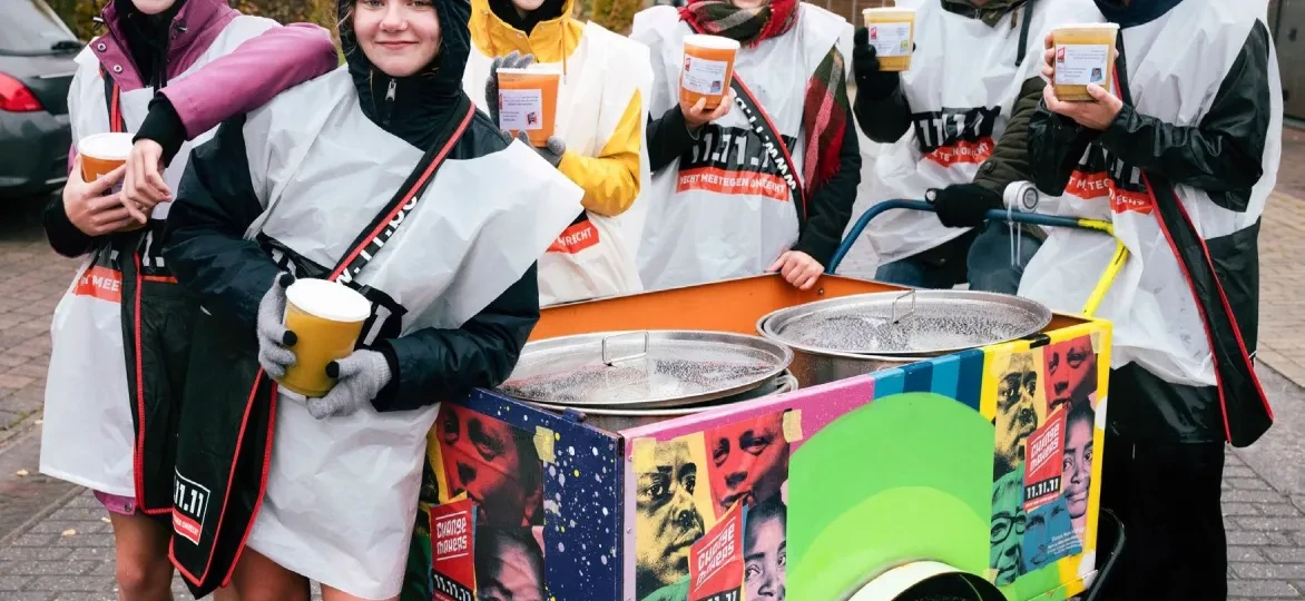 Vrijwilligers verkopen soep