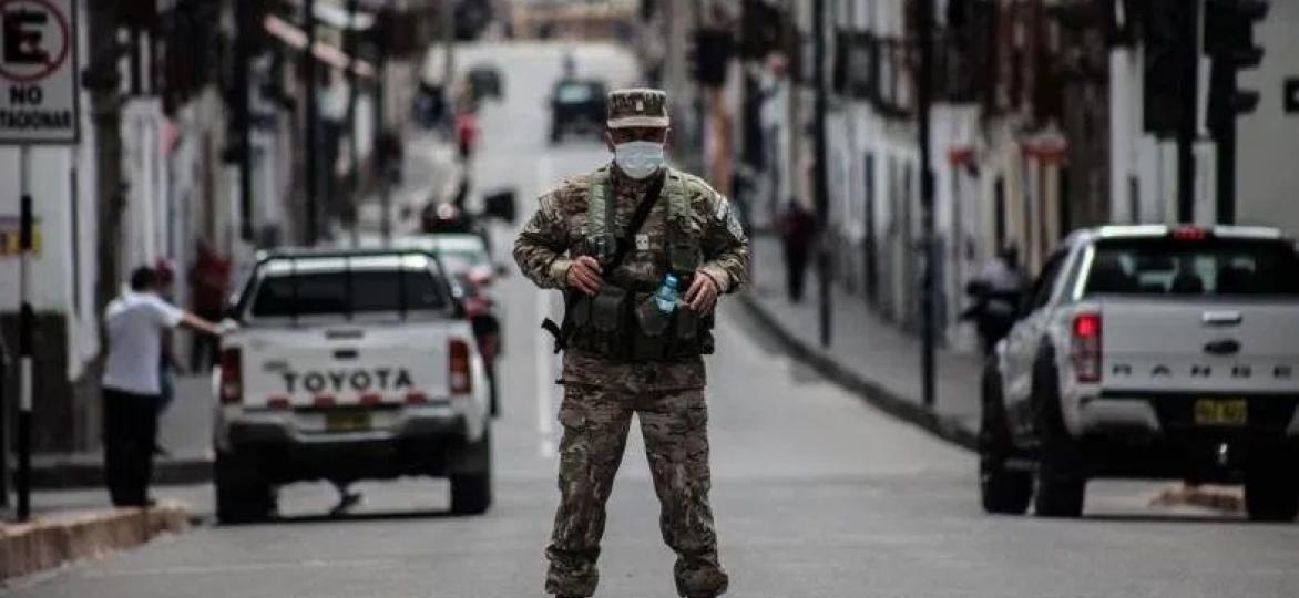 Militairen zien er op toe dat niemand zich op straat begeeft © Edgard Bazán