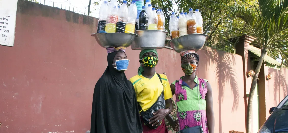 3 vrouwen met een modkapje in Ivoorkust