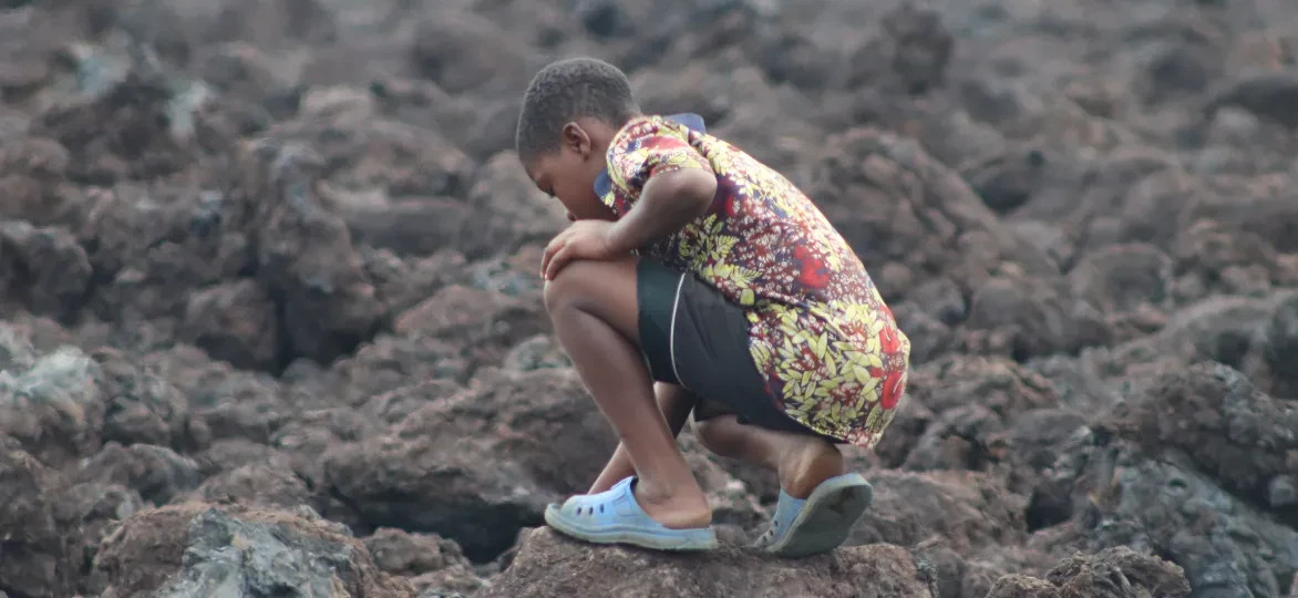 Kind op gestolde lava na vulkaanuitbarsting Nyiragongo - Goma