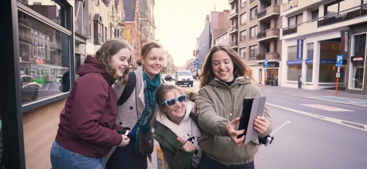 Vier mensen nemen een selfie in een stad