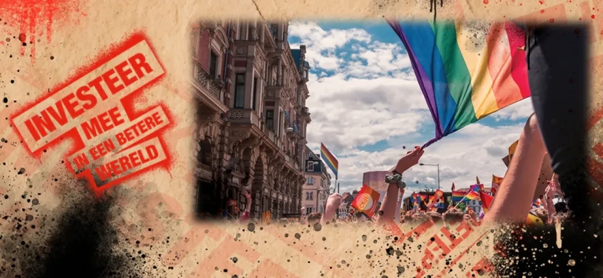 Regenboogvlag tijdens een manifestatie