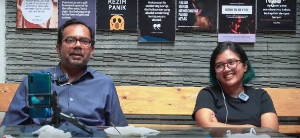 Haris Azhar en Fatia Maulidiyanti in de video