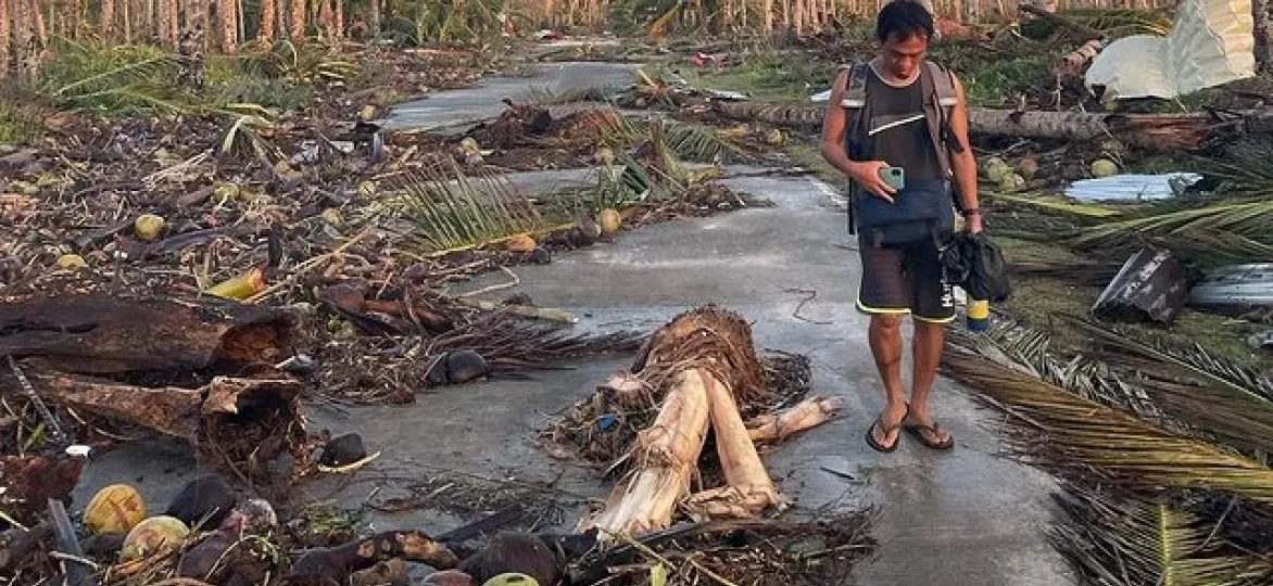 Vernielde palmbomen versperren weg in Dapa Town - Siargoa Island