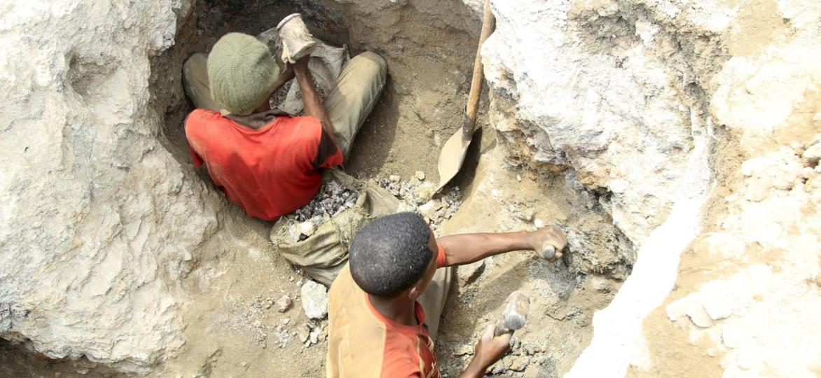 Twee arbeiders in een kobaltmijn in DR Congo