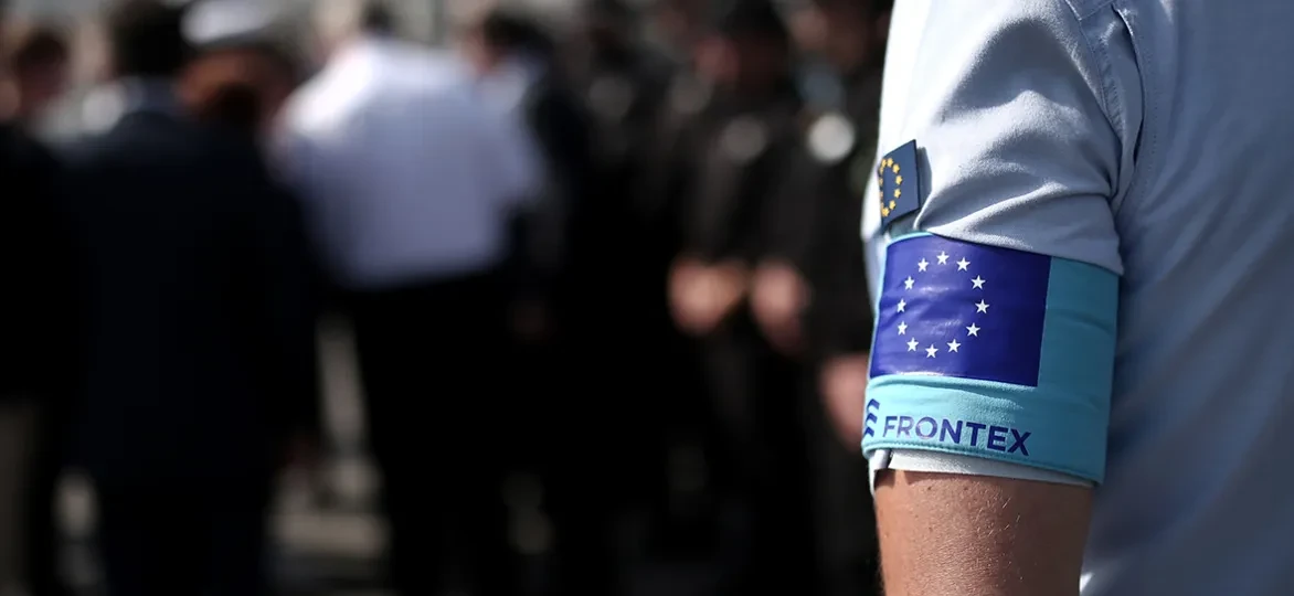 Grenswacht Frontex bij registratie vluchtelingen op Lesbos