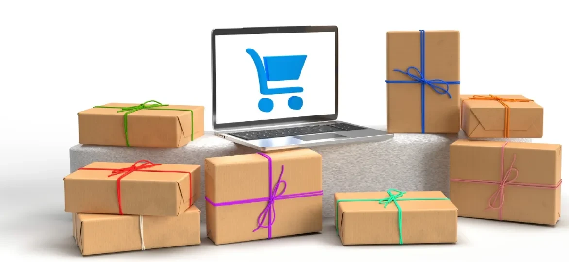 E-commerce - pakjes met laptop en winkelkar