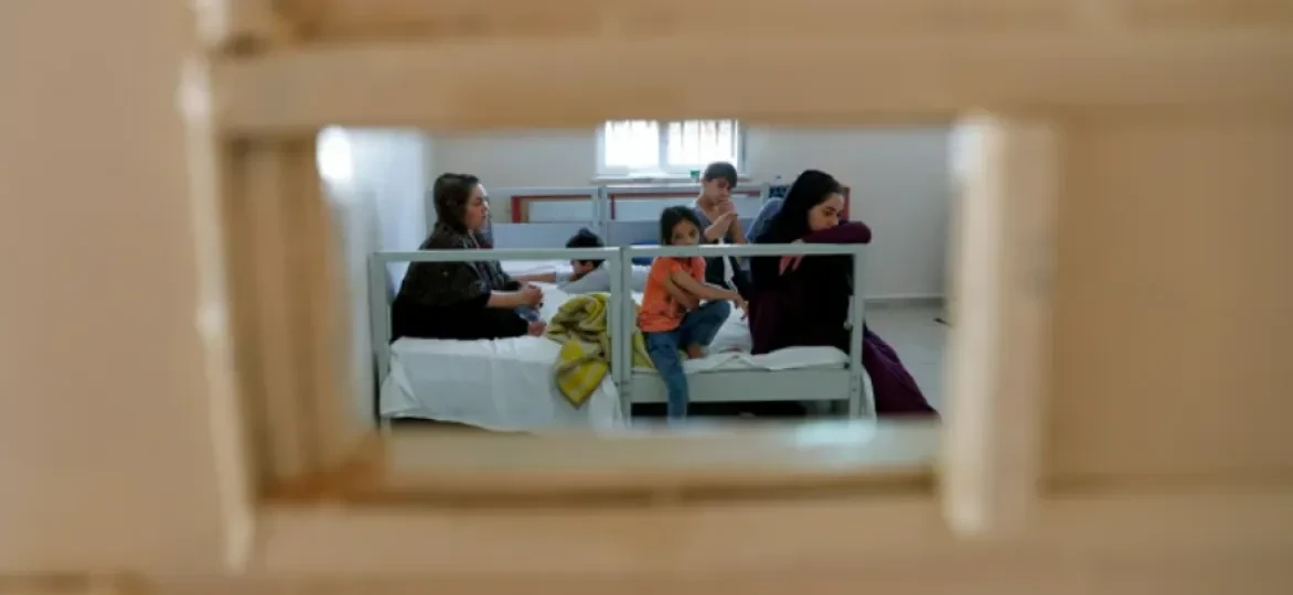 Een Afghaanse familie wordt aangehouden door Turkse veiligheidstroepen in een migratiecentrum in de grensstad Van, Turkije. 2021 © REUTERS/Murad Sezer