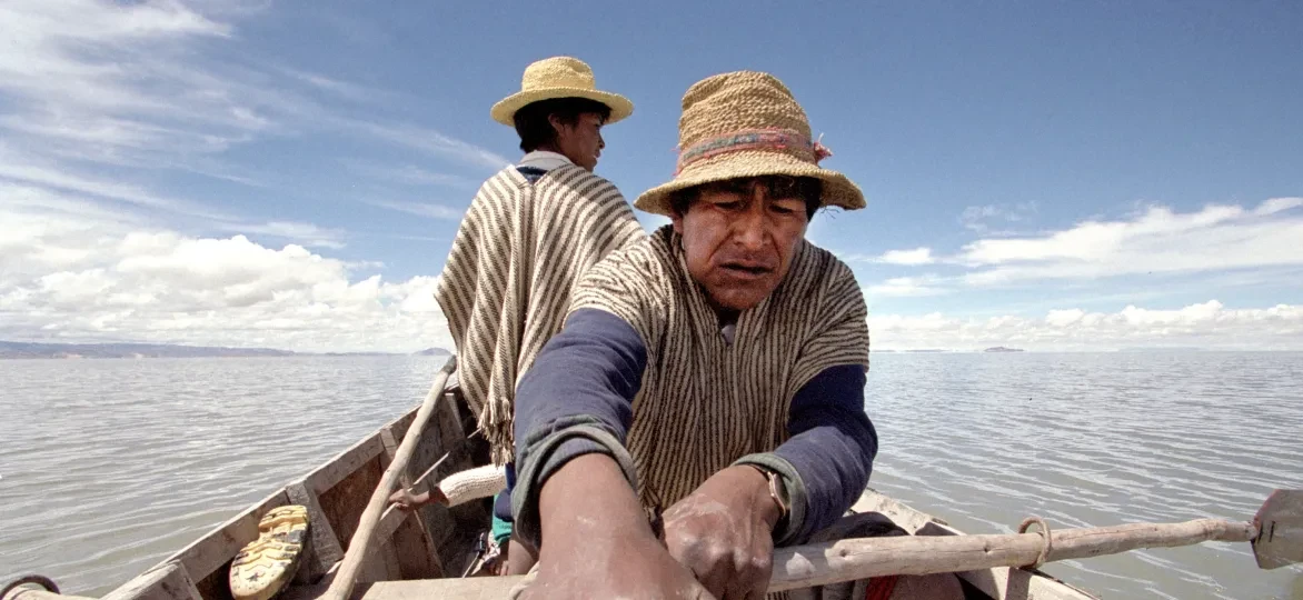 Vissers op het vervuilde Poopó meer in Bolivia