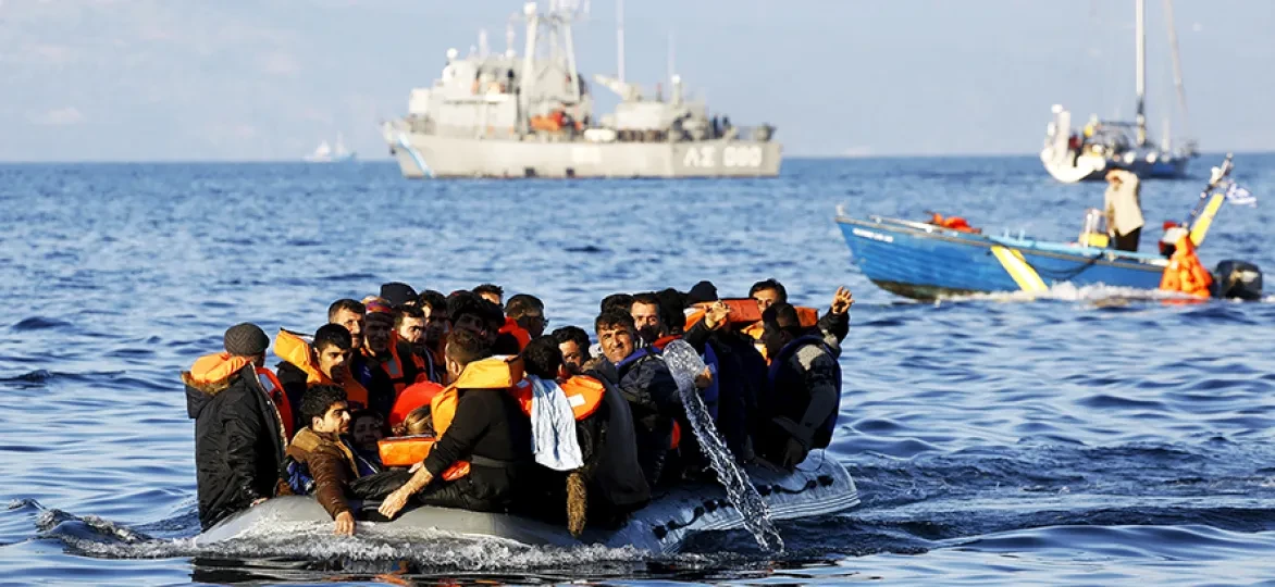 Migranten op een boot in de Middellandse Zee
