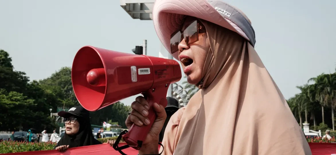 Een vrouw uit Rempang protesteert tegen de bouw van de glasfabriek.