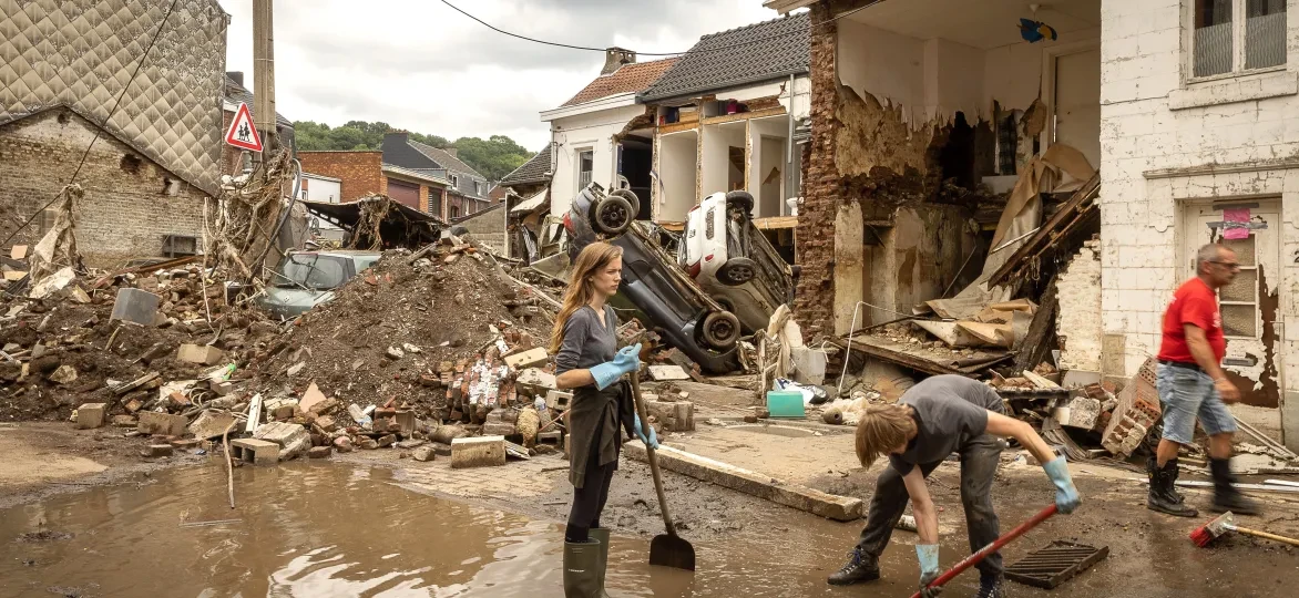 De bevolking bleef achter in puin na de overstroming in Wallonië.