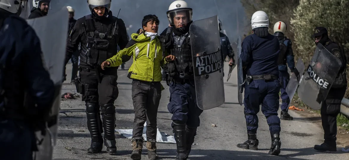 Politie pakken een vluchteling op