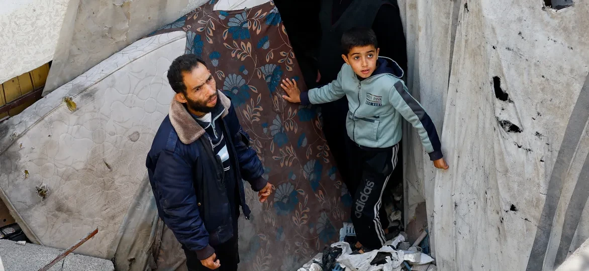 Palestijnen blijven achter in puin na een Israëlisch bombardement.