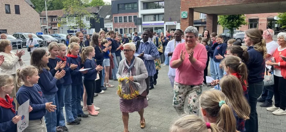 Ria Etienne en Togolese gasten krijgen een erehaag in Oostmalle - foto kma