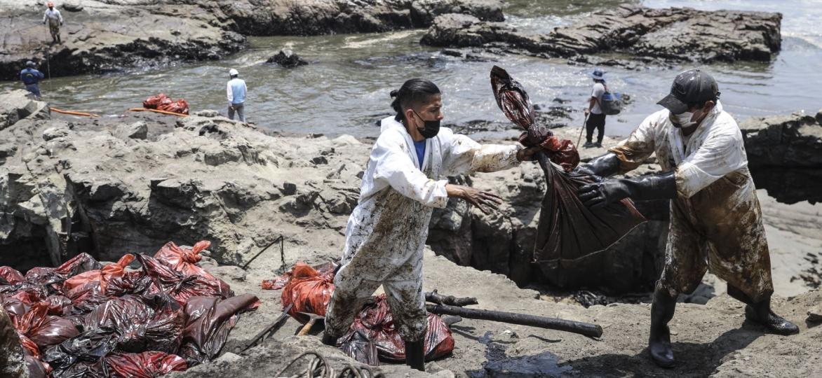 Olievervuiling na groot olielek op zee bij Peru