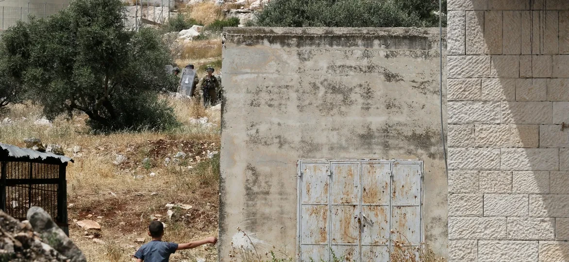 Internationale druk werkt: banken en bedrijven stoppen steun aan Israëlische oorlogsmisdaden.