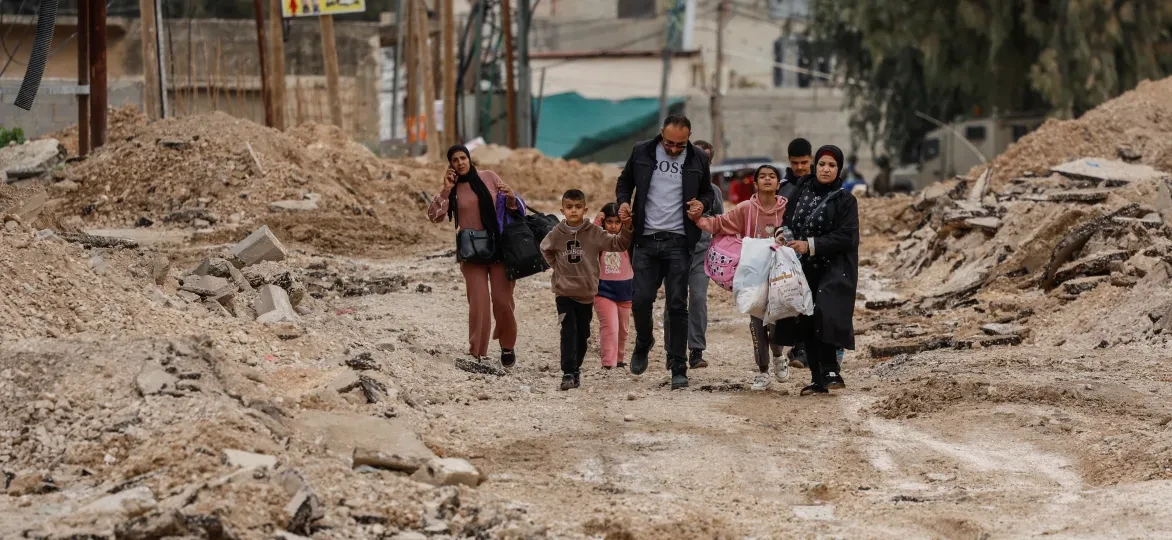 Palestijnen verlaten het vluchtelingkamp in Jenin na een Israëlische aanval