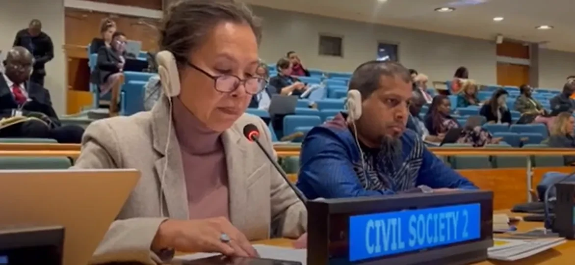 Mae Buenaventura van APMDD neemt het woord op de conferentie van het Civil Society FfD Mechanism